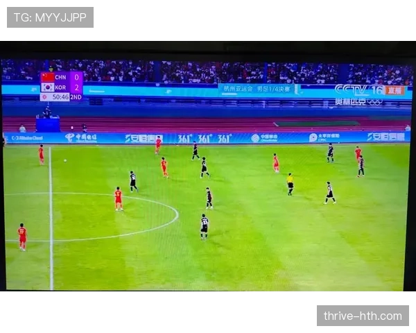 亚运会足球赛受天气影响，球队表现与比赛进程面临新挑战