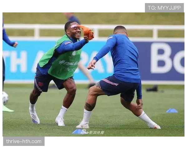 欧洲杯高温考验球员体能,赛场健儿挥汗如雨尽显竞技激情 欧洲杯高温考验球员体能,赛场健儿挥汗如雨尽显竞技激情