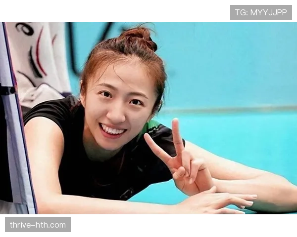 丁霞训练完直接啃鸡腿，这自律和放纵切换得太丝滑了