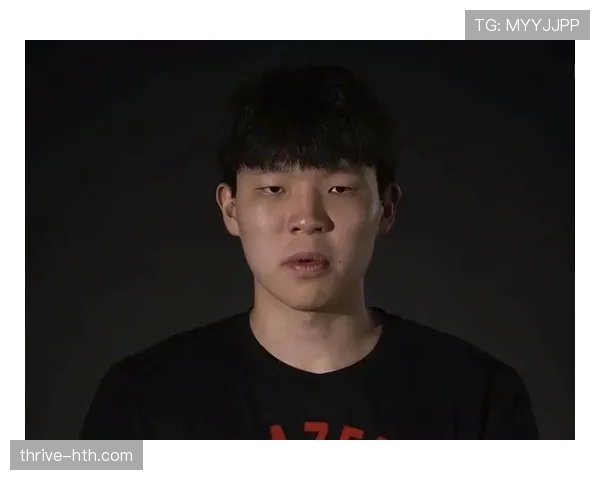 杨瀚森赛场上狂飙三分，家里却连个沙发都没买，真不知道这娃生活咋过的